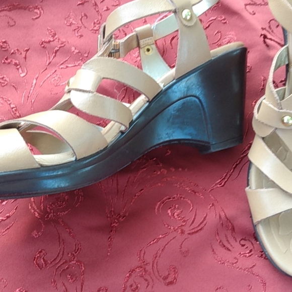 Strictly Comfort Sandals 👡 - Picture 3 of 4